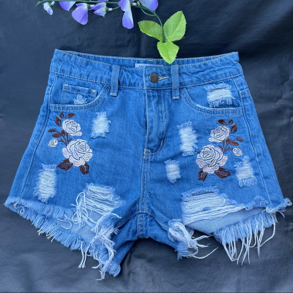Fashion Nova Denim Distressed Shorts Floral Size S
Color blue